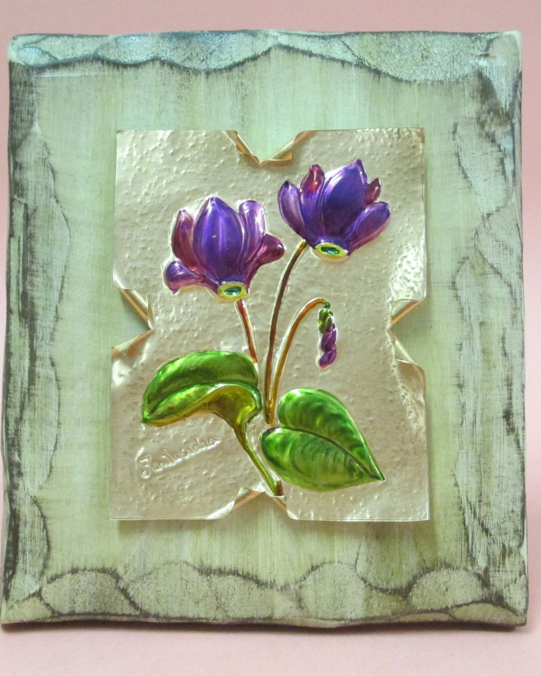 Fiore su lastra di rame effetto arte povera (ciclamino)